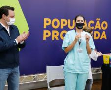 Enfermeira do Hospital do Trabalhador é a primeira a ser vacinada no Paraná 