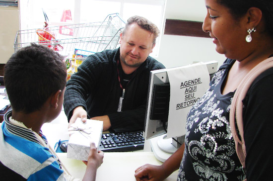 Gustavo, 8 anos, recebendo sua caixa de bombom. "Ele estava meio triste por vir ao hospital para tirar o gesso, pois seus amigos ainda não tinham visto. Agora, está mais alegre", comentou sua mãe, Keila Patrícia Ramos.