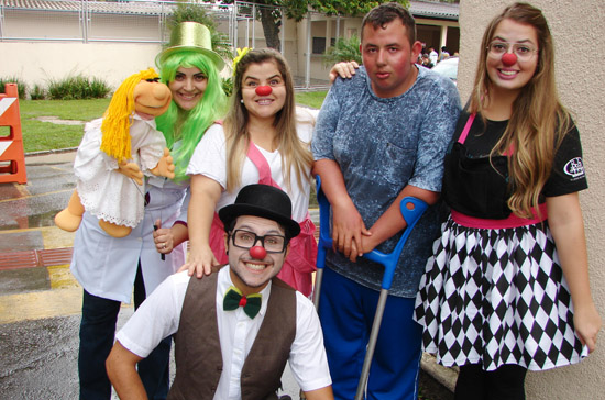 O paciente André Ricardo, 16 anos, não perdeu a oportunidade, pediu logo uma foto junto ao grupo que transformou o ambulatório do HT em um local de inúmeros sorrisos, em um dia especial