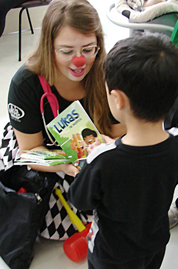 “Dra Calabresa”, do grupo Doutores da Graça, entregando a revista em quadrinhos Lukas no Hospital, uma história de aventura e religiosidade dentro de um ambiente hospitalar