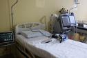 Leitos e equipamentos de UTI do Hospital de Reabilitação. Secretário da Saúde Beto Preto fala com a imprensa.