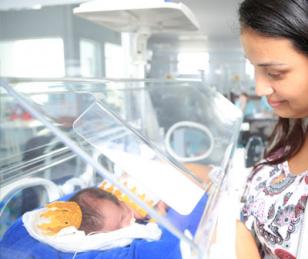 Mãe olhando o seu bebê