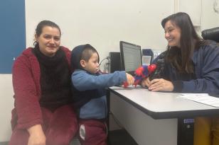 Cintia e o filho Thiago, com a doutora Fabíola