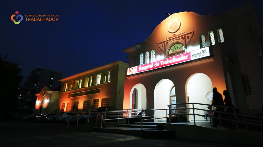 Hospital do Trabalhador iluminado em laranja