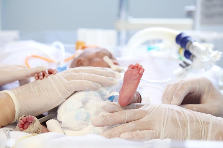 Novembro - Mês da Prematuridade. Prematuro em incubadora sob cuidados