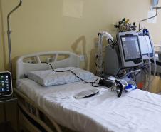 Leitos e equipamentos de UTI do Hospital de Reabilitação. Secretário da Saúde Beto Preto fala com a imprensa.