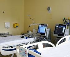 Leitos e equipamentos de UTI do Hospital de Reabilitação. Secretário da Saúde Beto Preto fala com a imprensa.