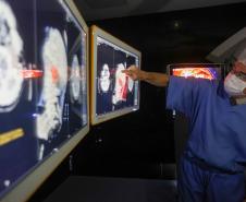 Com “cirurgia-aula”, professor do Paraná é referência global na formação de neurocirurgiões