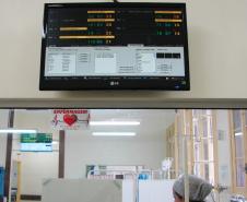 Posto de enfermagem com vista para os leitos e monitoração