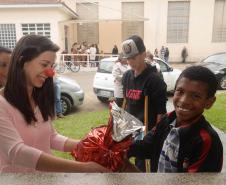 Crianças recebem brinquedos do Hospital do Trabalhador. Curitiba, 10/10/2016
