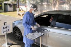 Hospital Osvaldo Cruz faz testagem para covid-19 em sistema de drive-thru