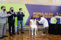 Enfermeira do Hospital do Trabalhador é a primeira a ser vacinada no Paraná