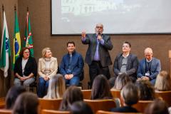 Governo entrega veículos e libera recursos para cirurgias no Hospital do Trabalhador