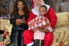 Pacientes do Hospital do Trabalhador recebem a visita do Papai Noel