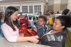 Crianças recebem brinquedos do Hospital do Trabalhador. Curitiba, 10/10/2016