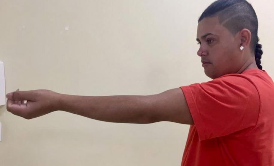 Cirurgia rara de cotovelo devolve movimento a paciente