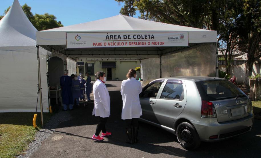 Entrada para testagem por drive-thru