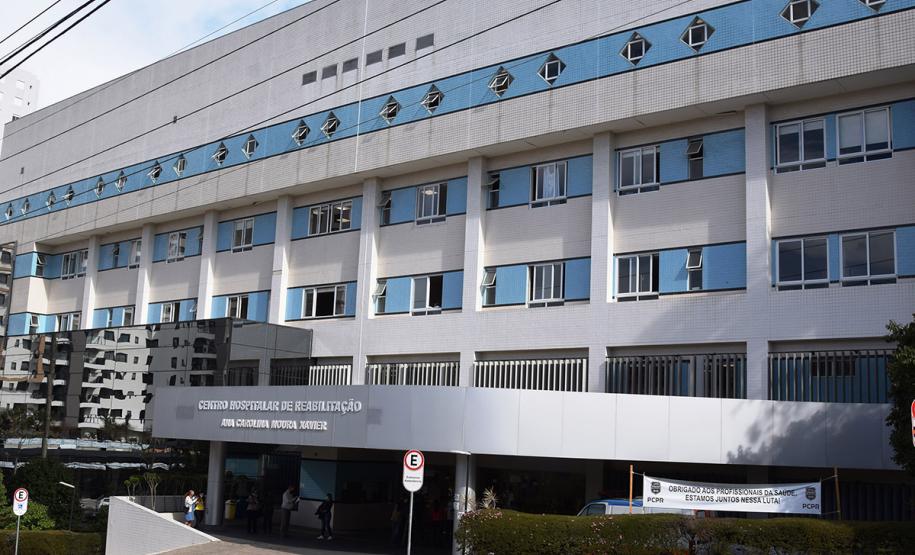 Leitos e equipamentos de UTI do Hospital de Reabilitação. Secretário da Saúde Beto Preto fala com a imprensa.