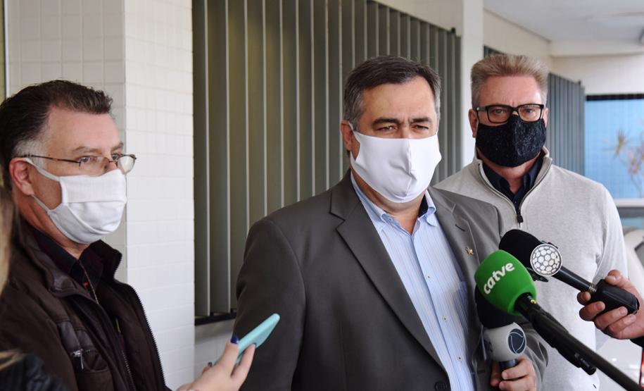 Leitos e equipamentos de UTI do Hospital de Reabilitação. Secretário da Saúde Beto Preto fala com a imprensa.