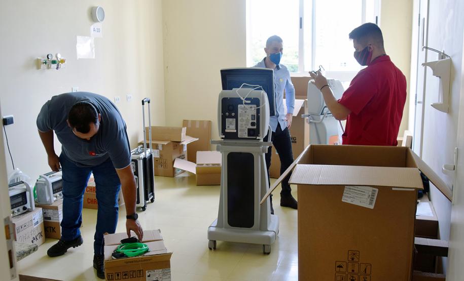 Leitos e equipamentos de UTI do Hospital de Reabilitação. Secretário da Saúde Beto Preto fala com a imprensa.