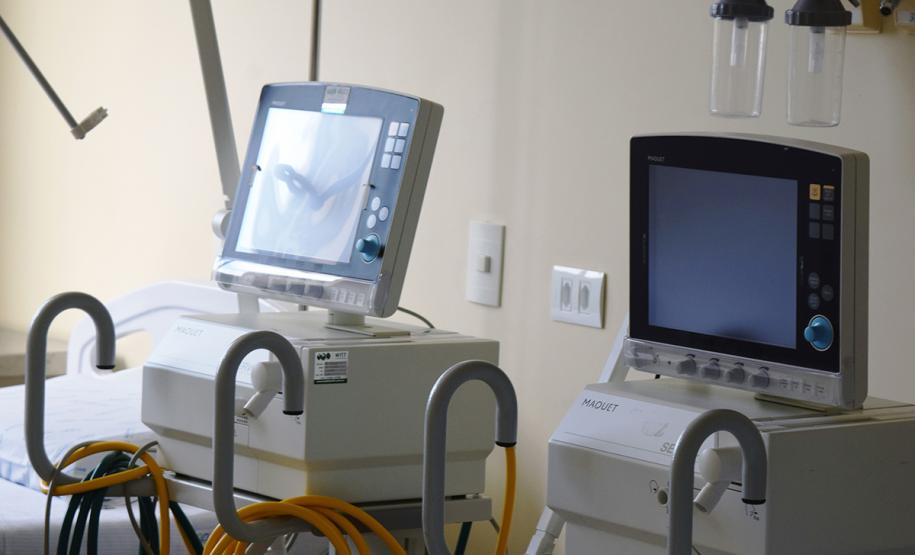 Leitos e equipamentos de UTI do Hospital de Reabilitação. Secretário da Saúde Beto Preto fala com a imprensa.
