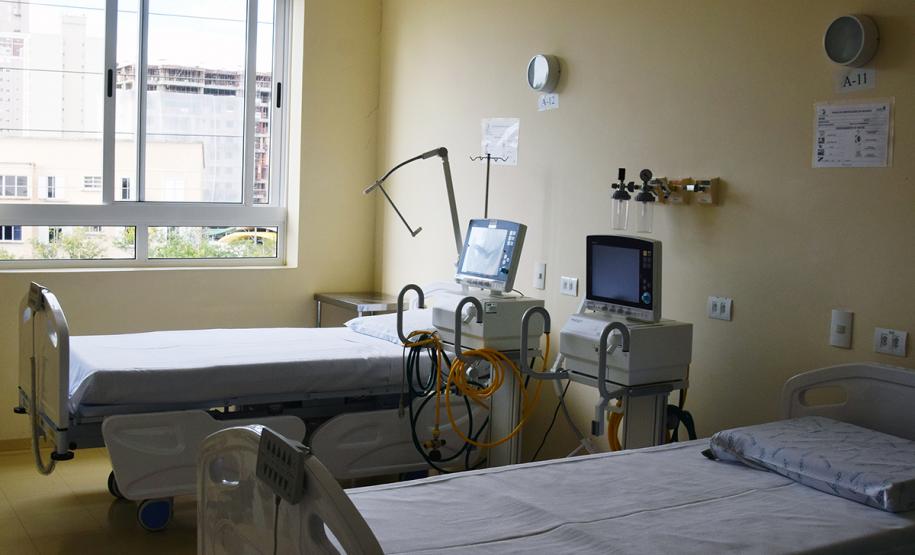 Leitos e equipamentos de UTI do Hospital de Reabilitação. Secretário da Saúde Beto Preto fala com a imprensa.