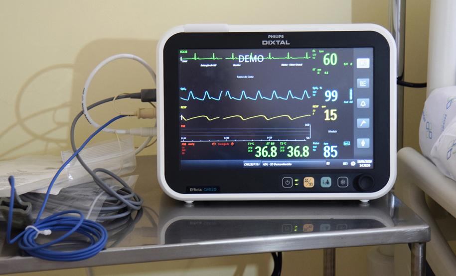 Leitos e equipamentos de UTI do Hospital de Reabilitação. Secretário da Saúde Beto Preto fala com a imprensa.