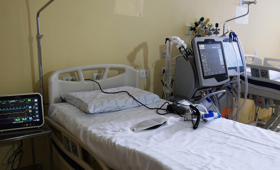 Leitos e equipamentos de UTI do Hospital de Reabilitação. Secretário da Saúde Beto Preto fala com a imprensa.