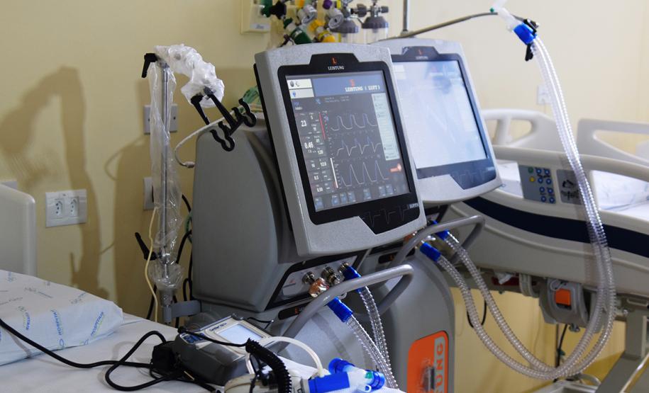 Leitos e equipamentos de UTI do Hospital de Reabilitação. Secretário da Saúde Beto Preto fala com a imprensa.