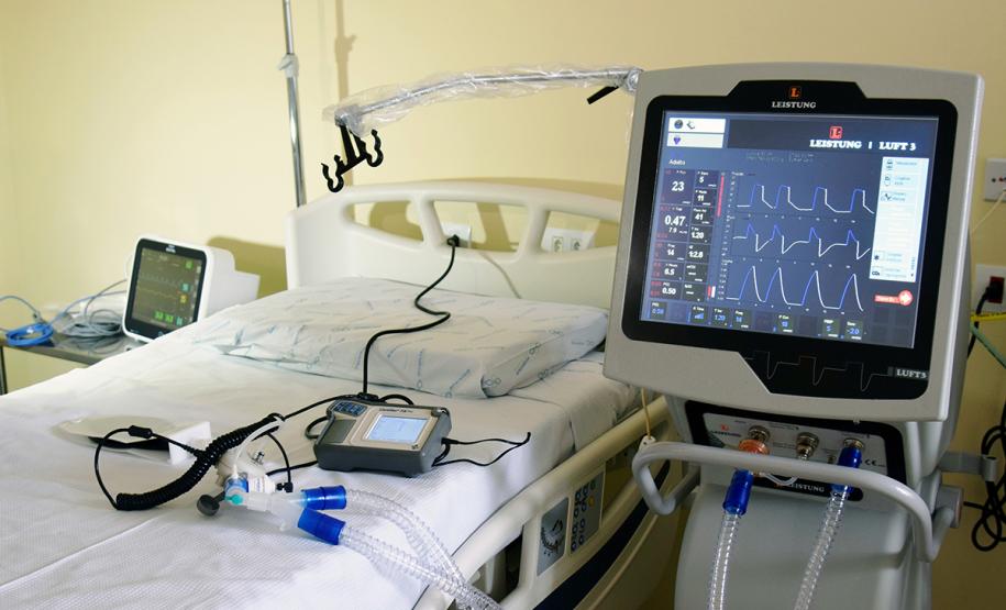 Leitos e equipamentos de UTI do Hospital de Reabilitação. Secretário da Saúde Beto Preto fala com a imprensa.