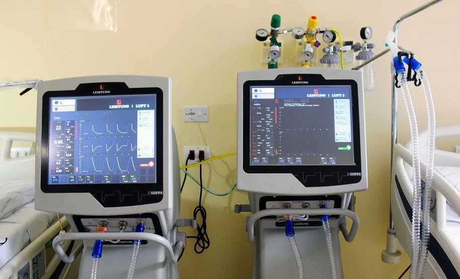 Leitos e equipamentos de UTI do Hospital de Reabilitação. Secretário da Saúde Beto Preto fala com a imprensa.