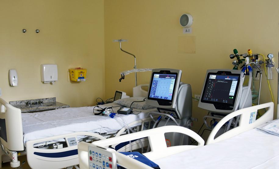 Leitos e equipamentos de UTI do Hospital de Reabilitação. Secretário da Saúde Beto Preto fala com a imprensa.
