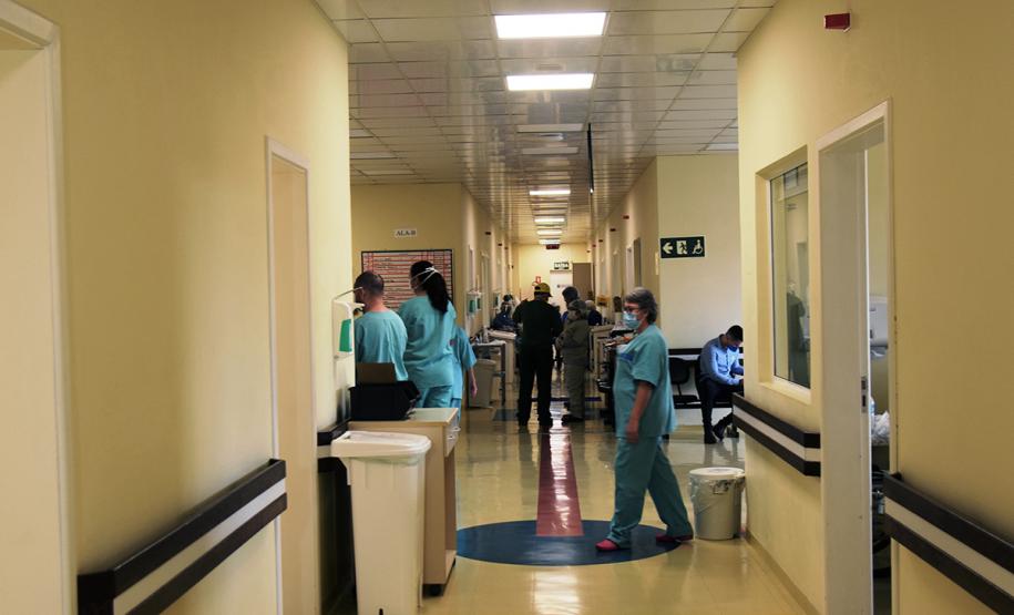 Leitos e equipamentos de UTI do Hospital de Reabilitação. Secretário da Saúde Beto Preto fala com a imprensa.
