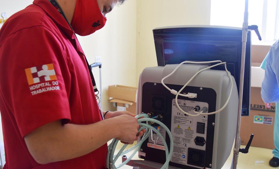 Leitos e equipamentos de UTI do Hospital de Reabilitação. Secretário da Saúde Beto Preto fala com a imprensa.