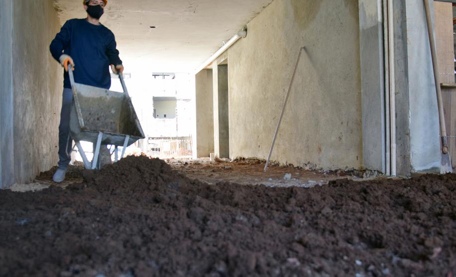 Secretário vistoria obras do Ambulatório Médico de Especialidades (AME) em Curitiba.