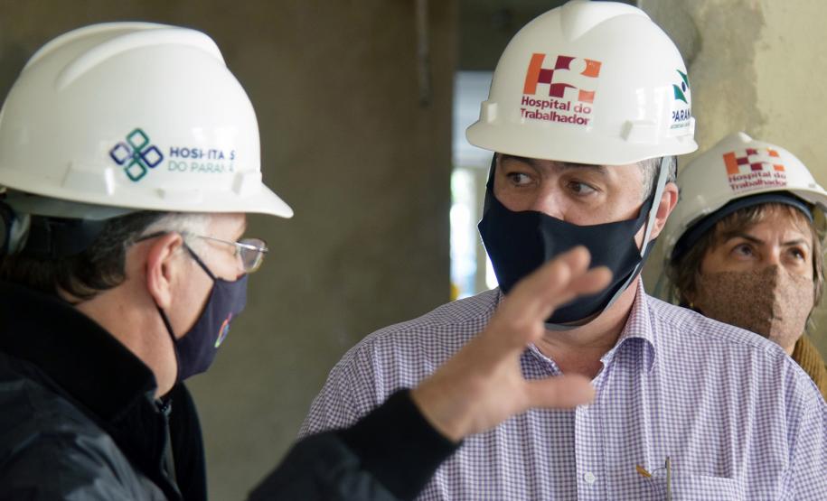 Secretário vistoria obras do Ambulatório Médico de Especialidades (AME) em Curitiba.