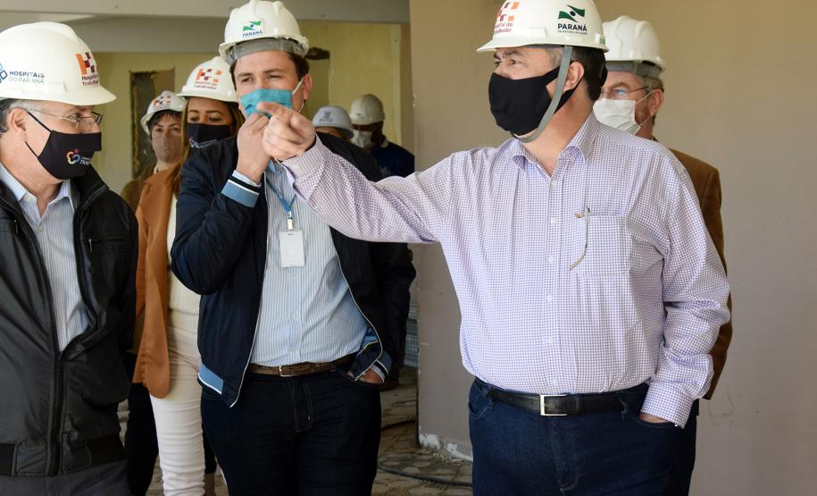 Secretário vistoria obras do Ambulatório Médico de Especialidades (AME) em Curitiba.
