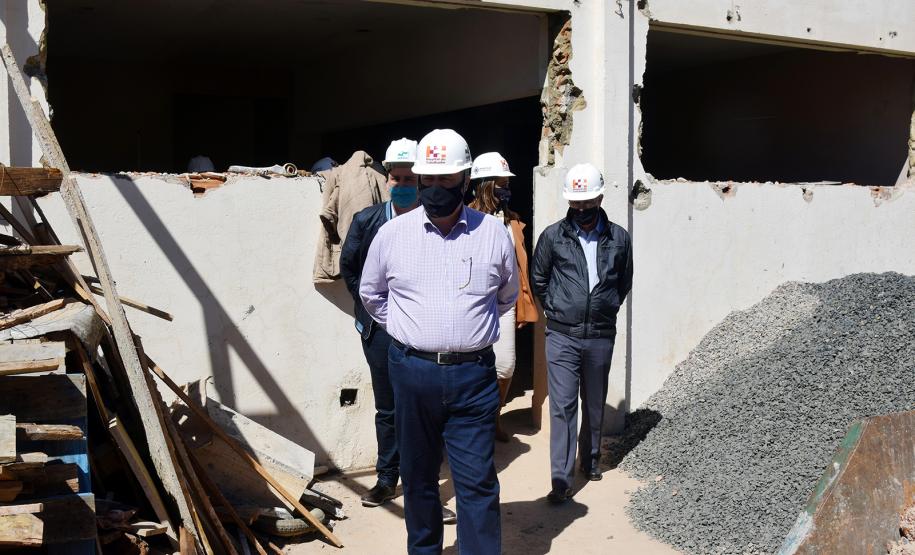 Secretário vistoria obras do Ambulatório Médico de Especialidades (AME) em Curitiba.