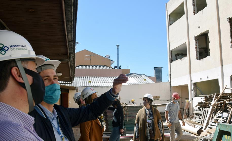 Secretário vistoria obras do Ambulatório Médico de Especialidades (AME) em Curitiba.