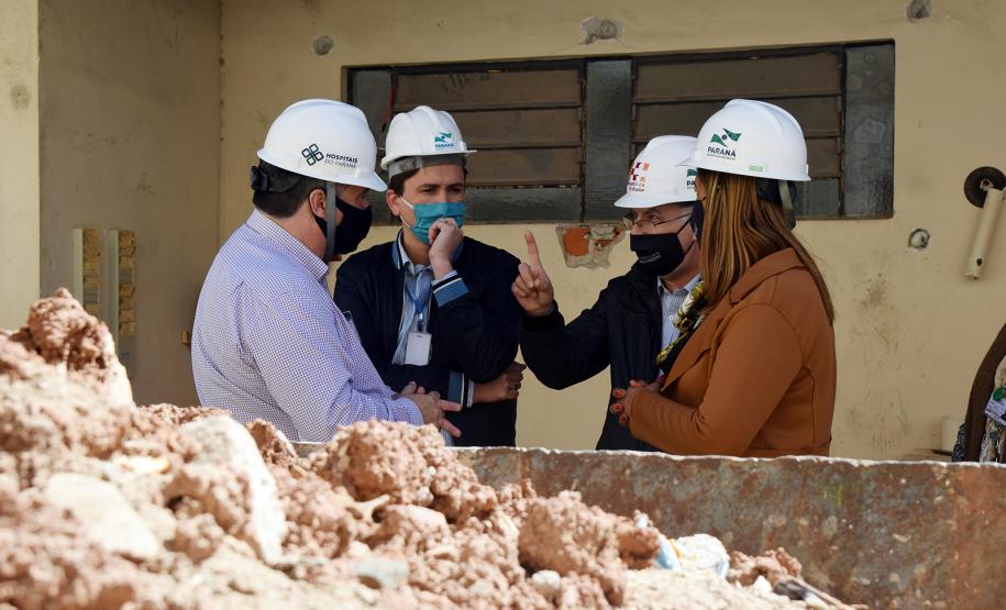 Secretário vistoria obras do Ambulatório Médico de Especialidades (AME) em Curitiba.