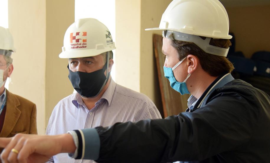 Secretário vistoria obras do Ambulatório Médico de Especialidades (AME) em Curitiba.
