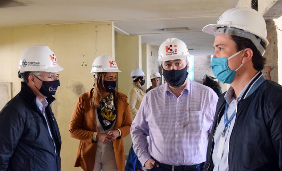 Secretário vistoria obras do Ambulatório Médico de Especialidades (AME) em Curitiba.