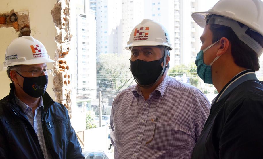 Secretário vistoria obras do Ambulatório Médico de Especialidades (AME) em Curitiba.