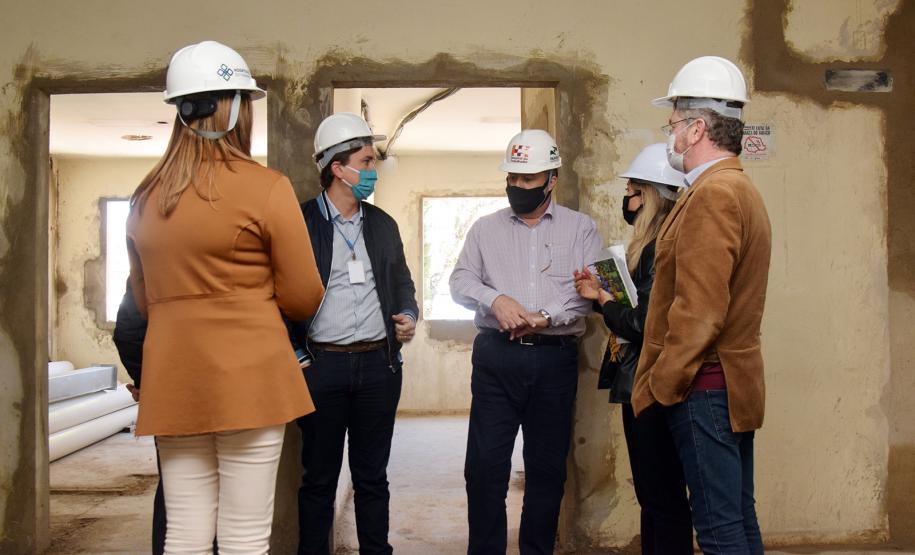 Secretário vistoria obras do Ambulatório Médico de Especialidades (AME) em Curitiba.