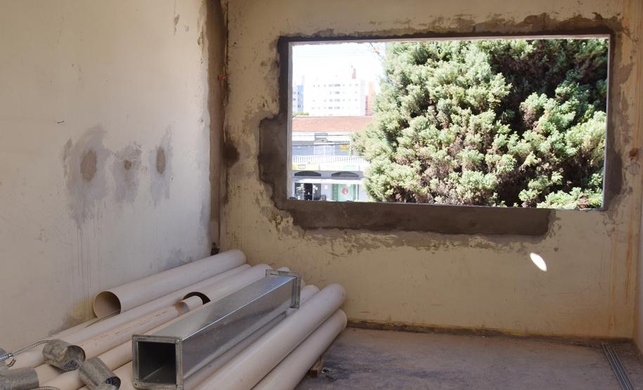 Secretário vistoria obras do Ambulatório Médico de Especialidades (AME) em Curitiba.