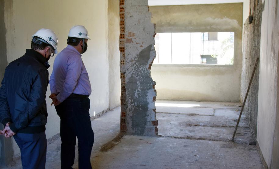 Secretário vistoria obras do Ambulatório Médico de Especialidades (AME) em Curitiba.