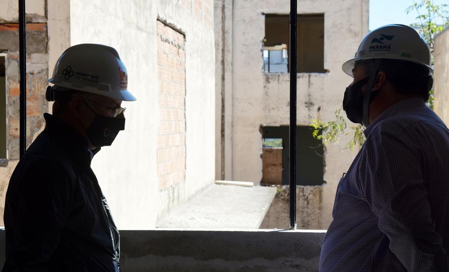 Secretário vistoria obras do Ambulatório Médico de Especialidades (AME) em Curitiba.