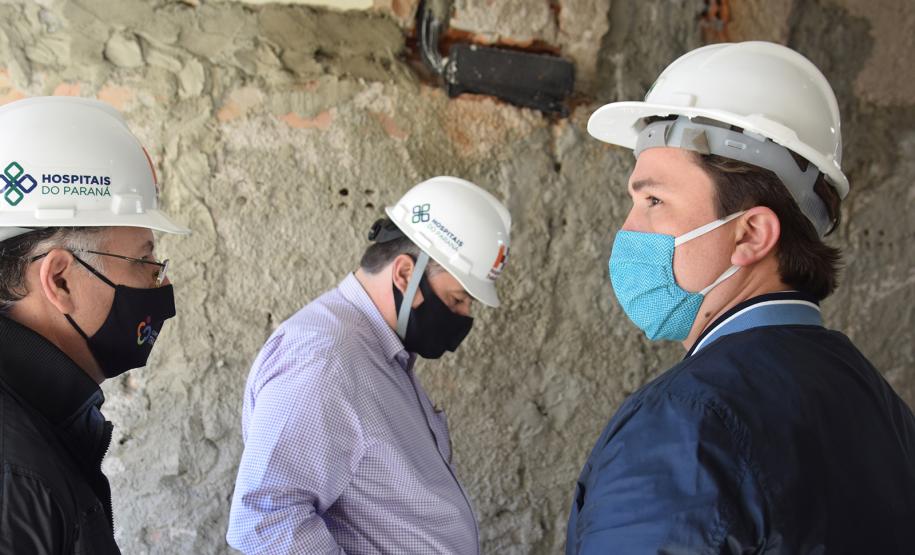 Secretário vistoria obras do Ambulatório Médico de Especialidades (AME) em Curitiba.