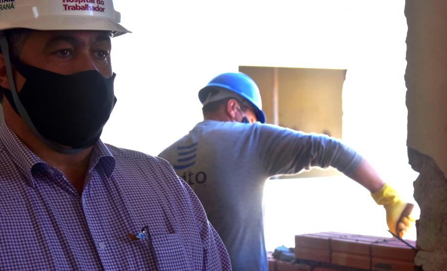 Secretário vistoria obras do Ambulatório Médico de Especialidades (AME) em Curitiba.