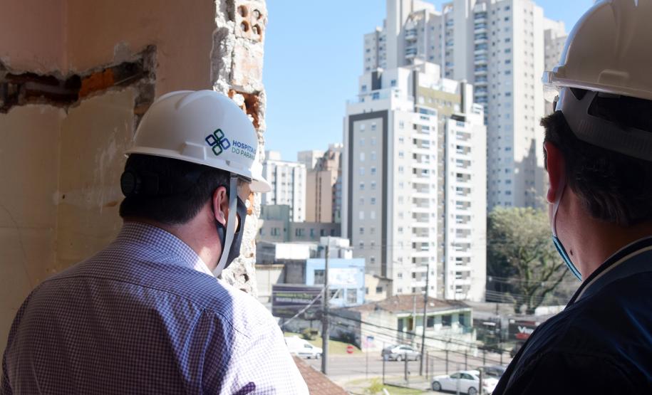 Secretário vistoria obras do Ambulatório Médico de Especialidades (AME) em Curitiba.
